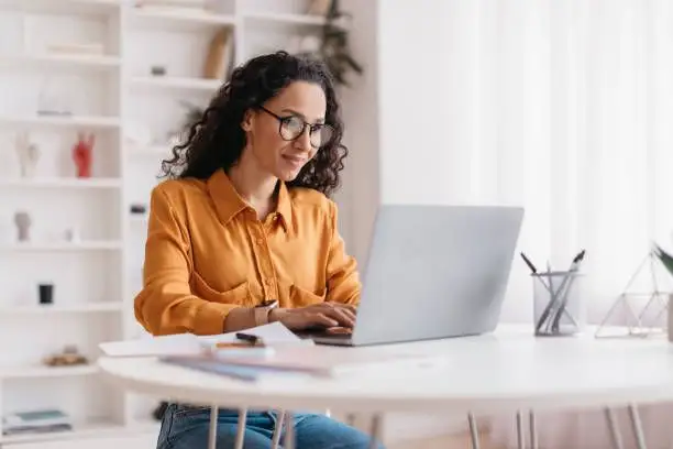 Biroul de acasă pentru freelanceri: Crearea unui spațiu de lucru productiv