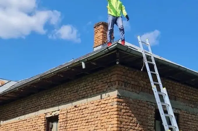 Cât încă e vreme uscată: Ce trebuie să faci neapărat la gard, foișor și seră până nu vin ploile