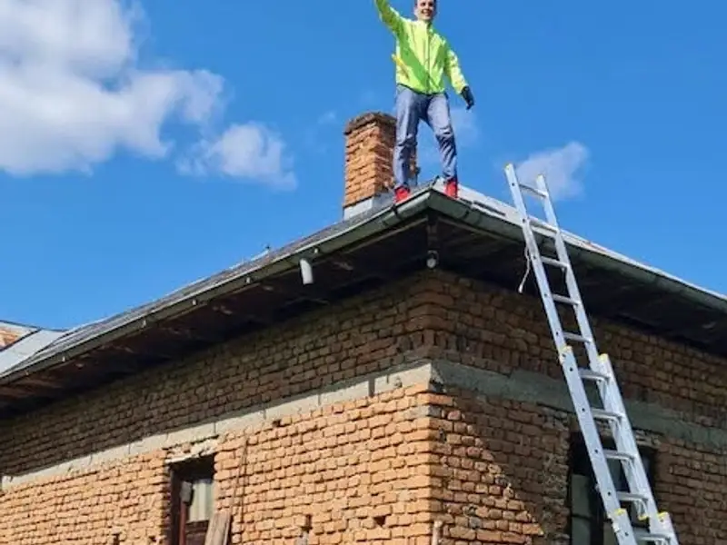 Cât încă e vreme uscată: Ce trebuie să faci neapărat la gard, foișor și seră până nu vin ploile