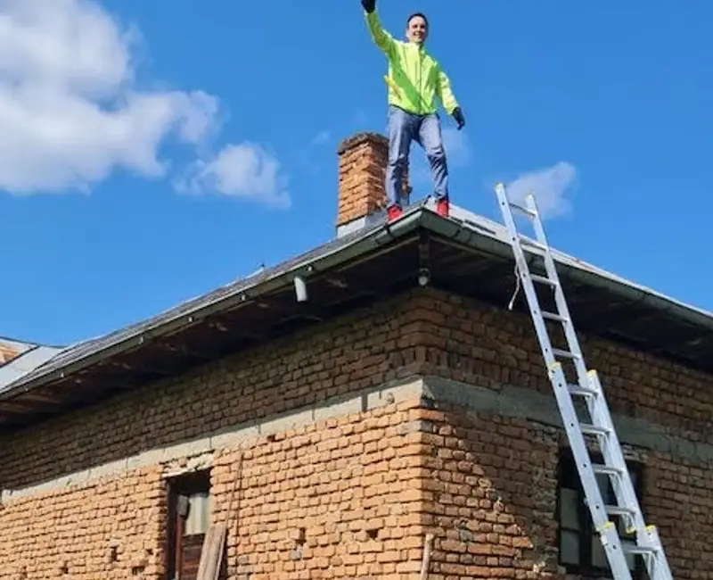 Cât încă e vreme uscată: Ce trebuie să faci neapărat la gard, foișor și seră până nu vin ploile