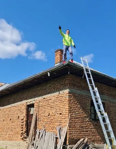 Cât încă e vreme uscată: Ce trebuie să faci neapărat la gard, foișor și seră până nu vin ploile