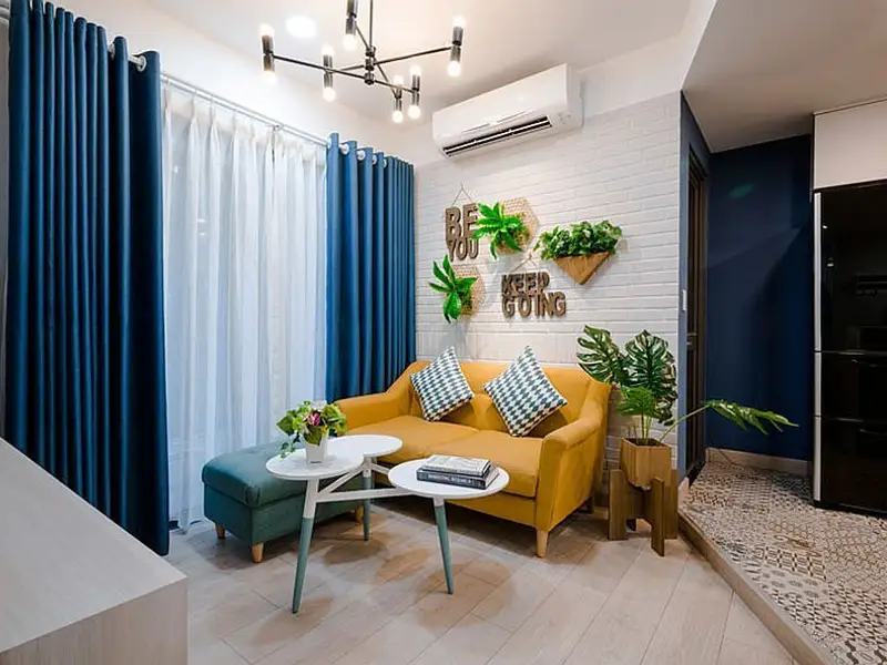 Un apartament de 3 camere vesel decorat cu albastru si galben