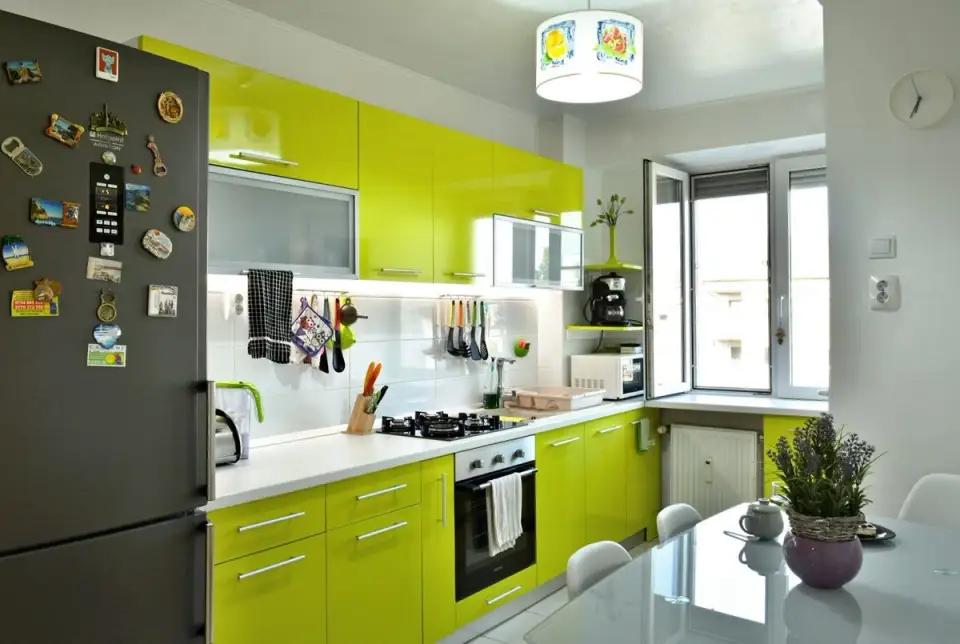 Home with Cristina and Calin in a 3-Room Apartment in Oradea