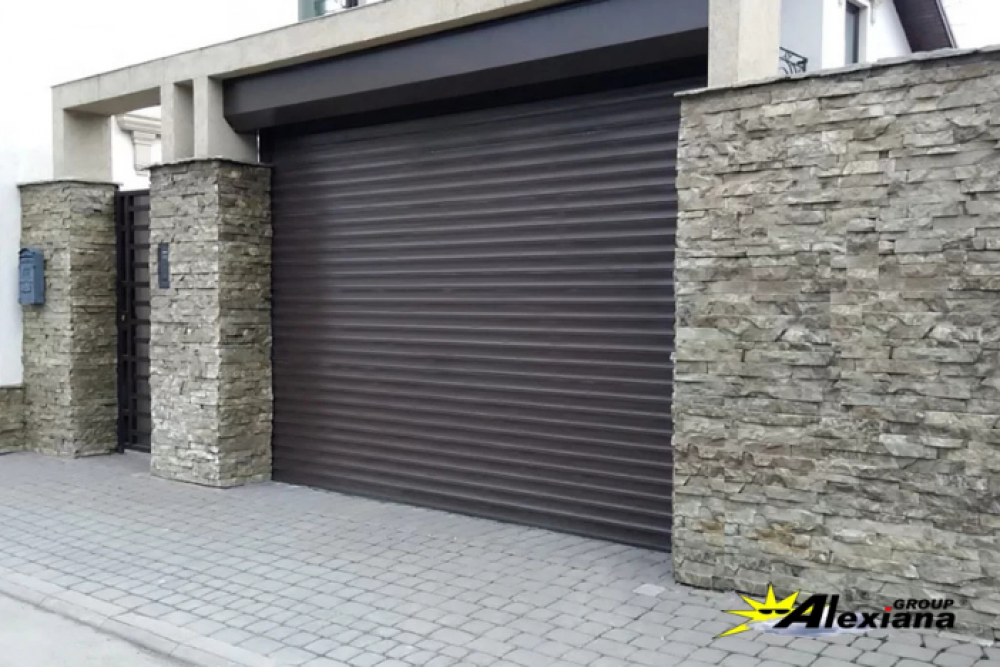 Uși de garaj moderne tip rulou – soluția practică și elegantă pentru casa ta