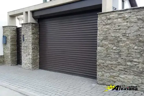 Uși de garaj moderne tip rulou – soluția practică și elegantă pentru casa ta