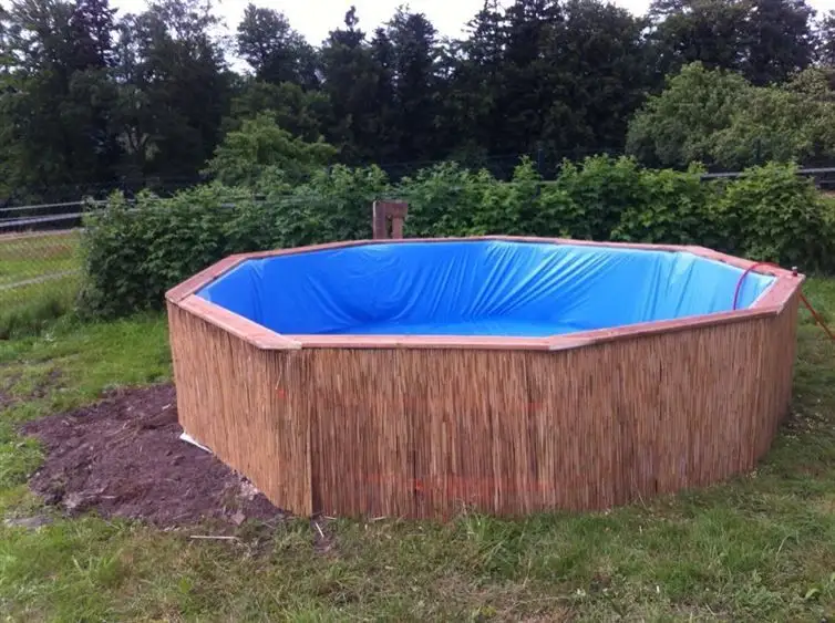 Remediul accesibil al zilelor toride: piscina din paleti
