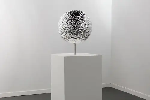 Opera de arta pe care trebuie sa o ai la tine acasa. Sculptura care se topeste in propria forma (VIDEO)