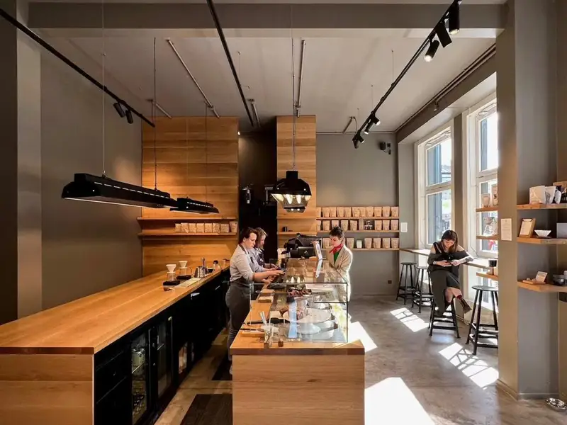 The Barn: O poveste de transformare dintr-un grajd într-o cafenea urbană