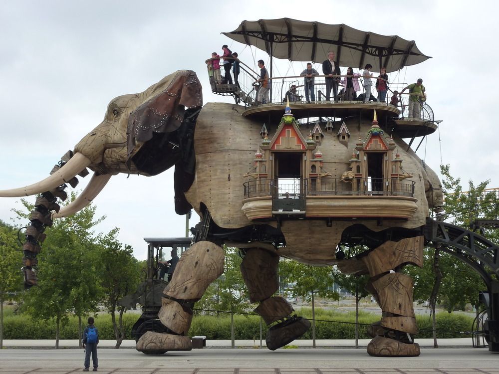 Casa miscatoare in forma de elefant care poate sustine 40 de persoane!