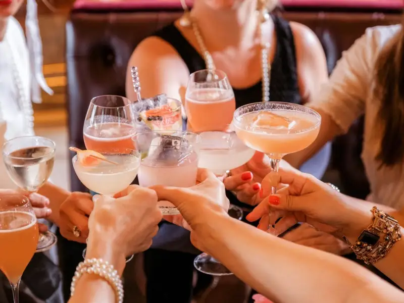 Secretele din spatele unui gin tonic perfect și ale unui vin rose rafinat