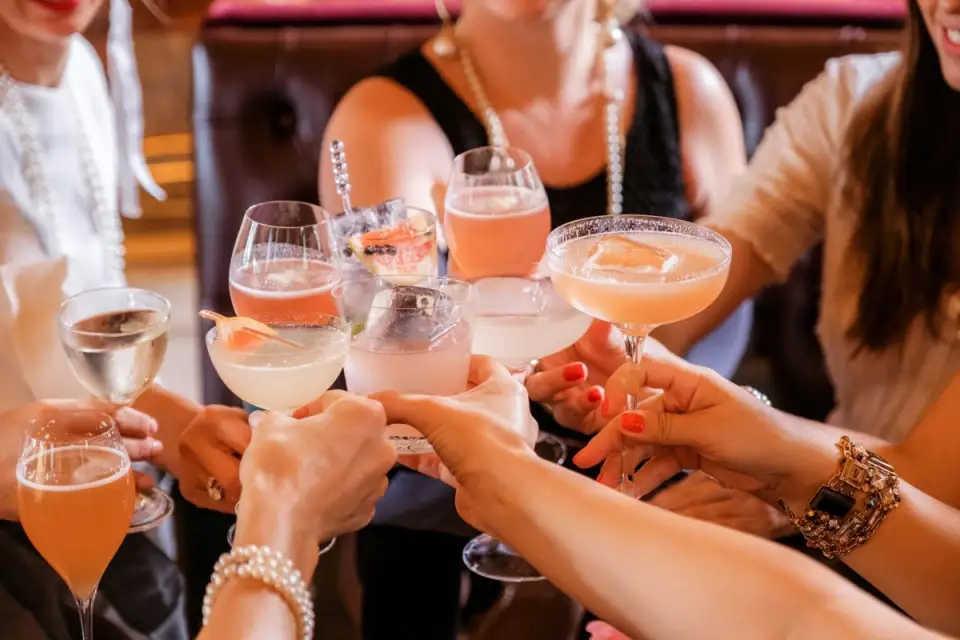 Secretele din spatele unui gin tonic perfect și ale unui vin rose rafinat