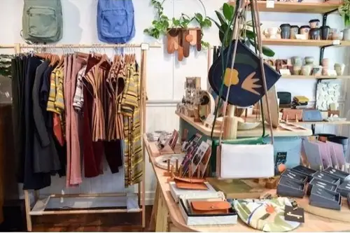 Garderoba sustenabilă: pași simpli pentru o modă eco-friendly