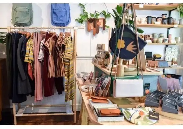 Garderoba sustenabilă: pași simpli pentru o modă eco-friendly