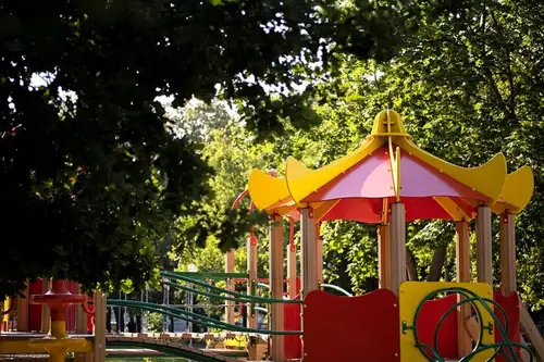Locuri de joacă acoperite: o investiție pentru întreaga familie