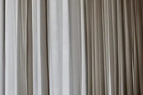 Perdele și draperii sau jaluzele: ce opțiune este mai potrivită pentru casa ta