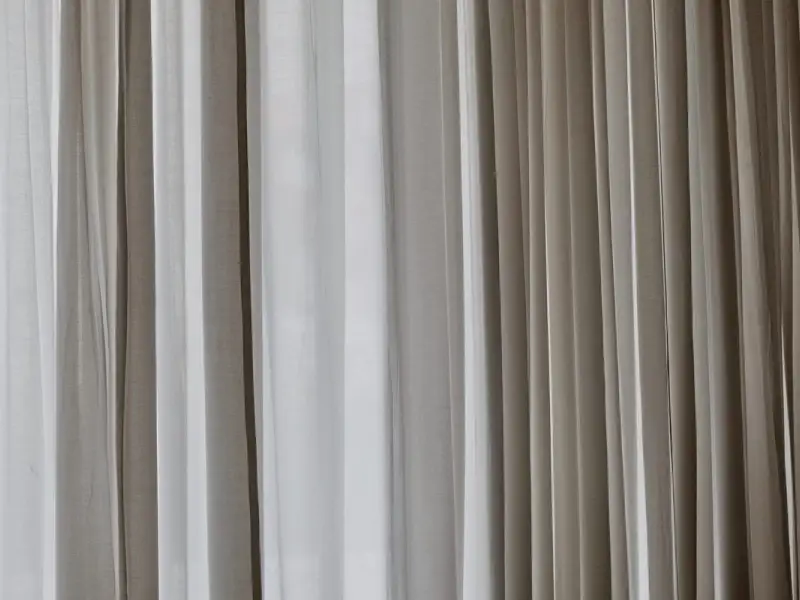 Perdele și draperii sau jaluzele: ce opțiune este mai potrivită pentru casa ta
