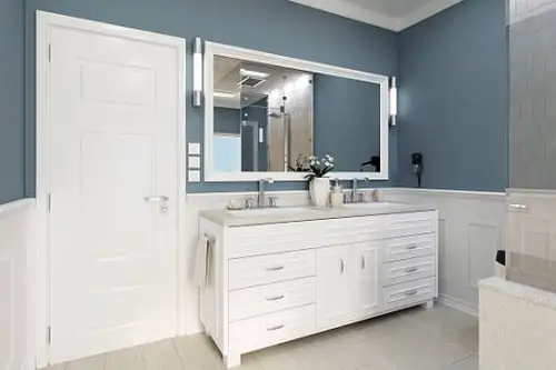Amenajare baie cu vopsea decorativă în relief: tot ce trebuie să știi