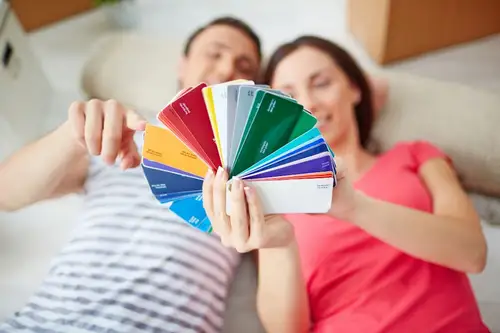 Tendințe Moderne în Designul Interior al Casei: Palete de Culori Populare și Materiale Naturale