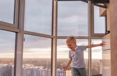Natural Light and Airy Space: Large Bright Windows, Light Colors, Strategically Placed Mirrors