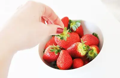 Tutorial: How to Plant Strawberries (VIDEO)