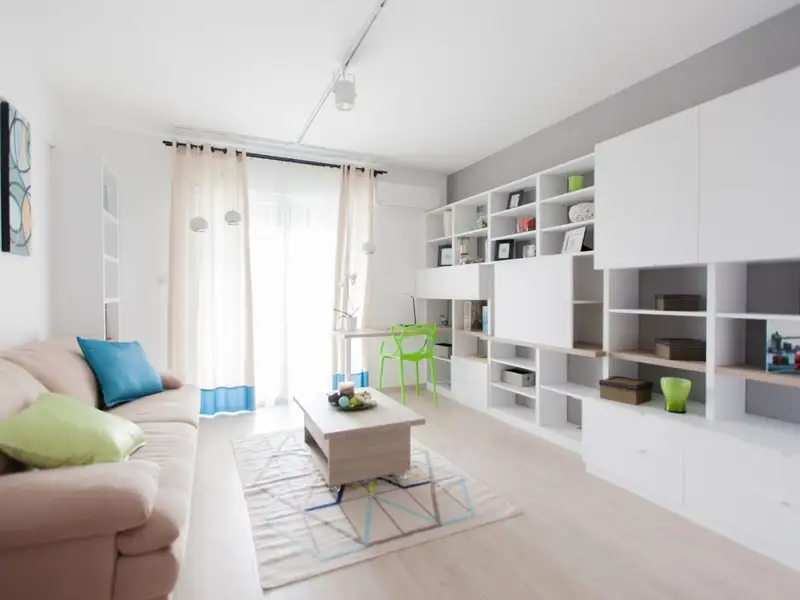 Amenajare de garsoniera din Arad spatiu multifunctional, colorat si vesel