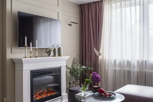 Nuante calde de violet in redecorarea unui apartament de 3 camere