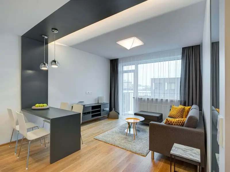 Sticla, punct de atractie in amenajarea unui apartament cu 2 camere