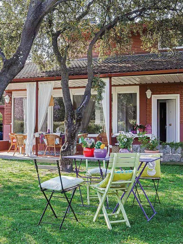 Casa paradisiaca inconjurata de gradini cu aspect salbatic
