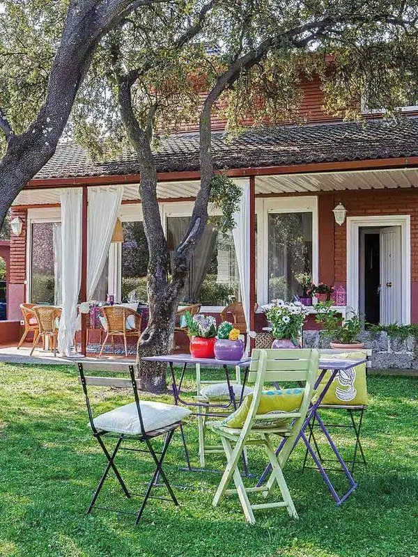 Casa paradisiaca inconjurata de gradini cu aspect salbatic