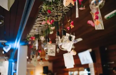 20 Christmas Decoration Ideas Perfect for a Cafe