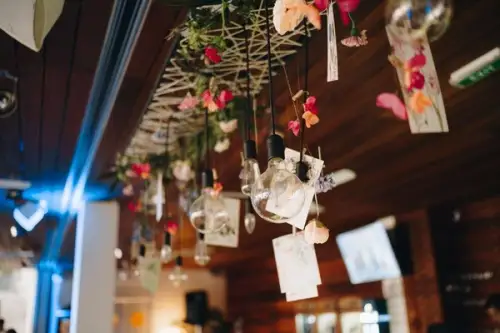 20 de idei de decorațiuni de Crăciun ideale pentru o cafenea