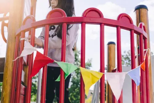 Cum să-ți transformi curtea într-un loc de joacă sigur și distractiv pentru copii