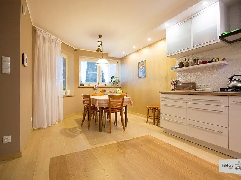Reamenajarea unei bucatarii un spatiu modern in nuante calde si primitoare
