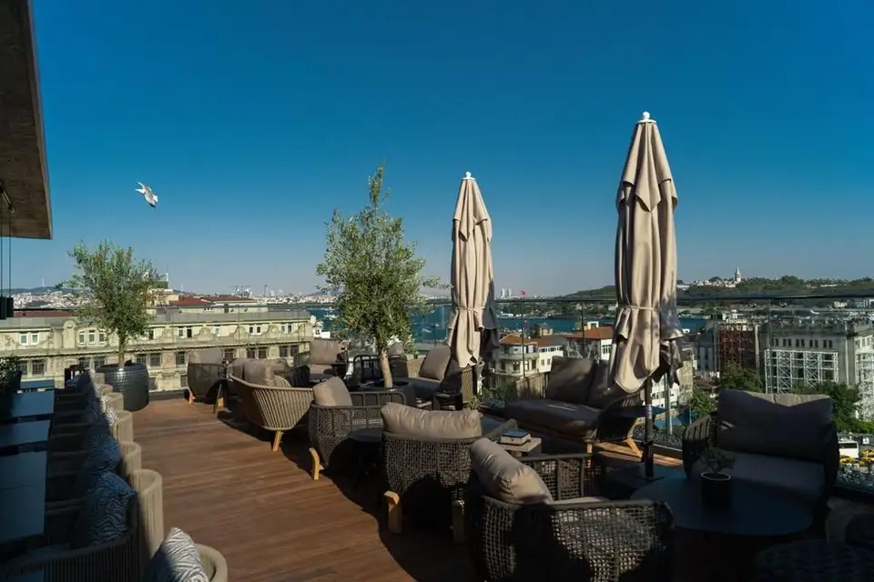 Barul The Bank Roof din Istanbul, povestea sa