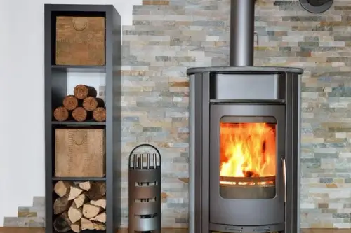 Șemineul pe lemne: Încălzire eficientă și ambient de povești și relaxare