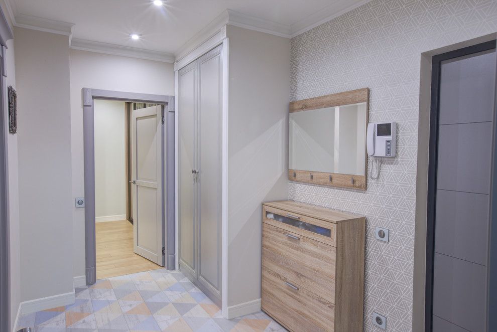 13 Examples of Hallways Decorated with Wallpaper