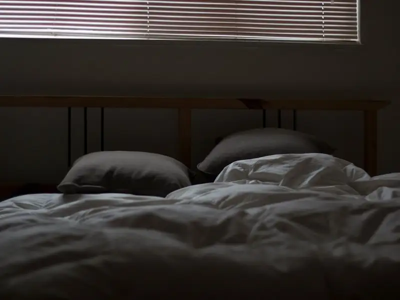 Amorțirea mâinilor în timpul somnului: un semnal de alarmă pentru sănătate?