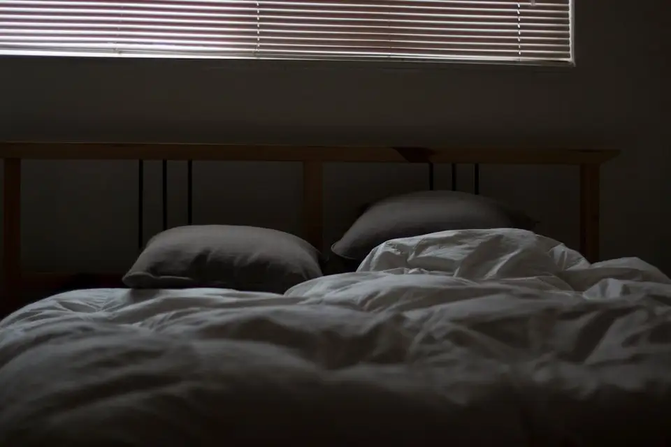Amorțirea mâinilor în timpul somnului: un semnal de alarmă pentru sănătate?