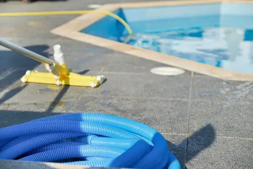 Apa din piscină: când trebuie făcut tratament, cum și de ce