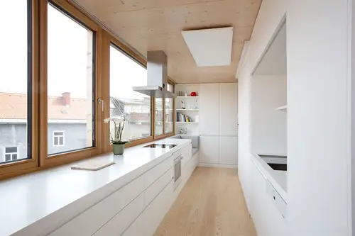 Mai aproape de nori Amenajare in nuante naturale pentru un apartament la mansarda