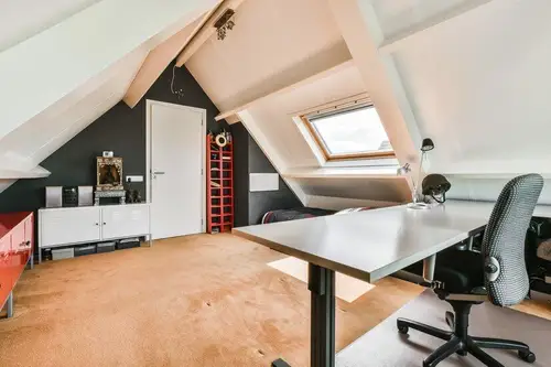 Cum să amenajezi un birou la mansardă ca un designer- 10 trucuri simple