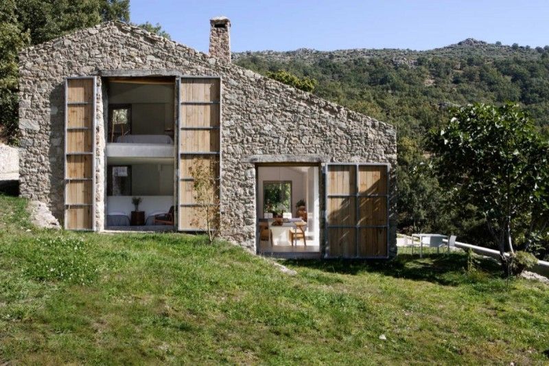 Un grajd din Spania transformat intr-o locuinta contemporana