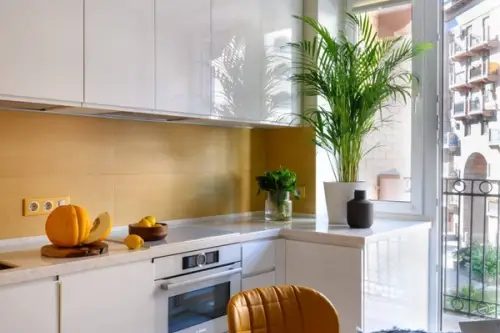 Amenajarea unui apartament de 2 camere in tonuri vibrante pentru o familie cu 3 membri