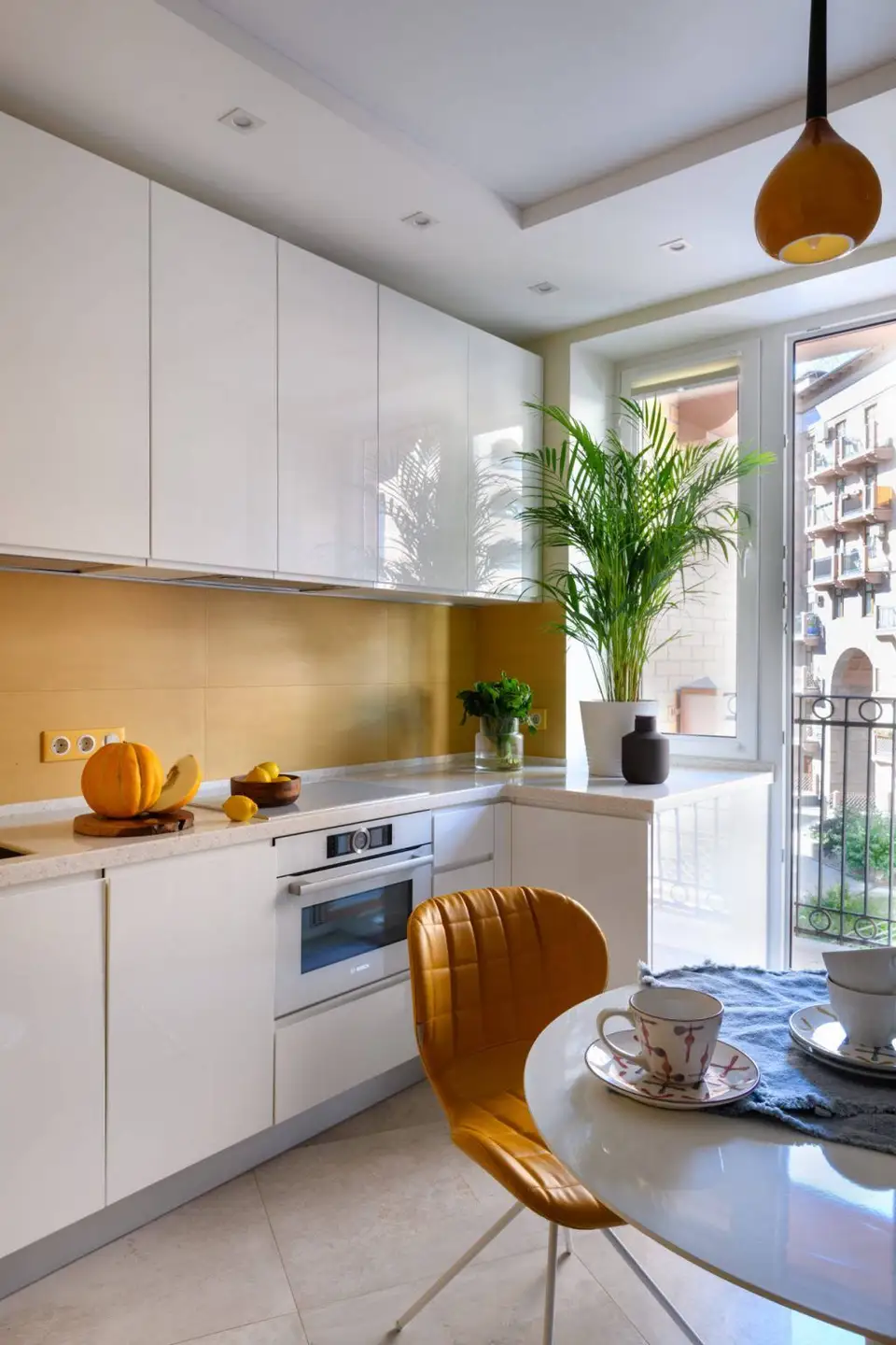 Amenajarea unui apartament de 2 camere in tonuri vibrante pentru o familie cu 3 membri