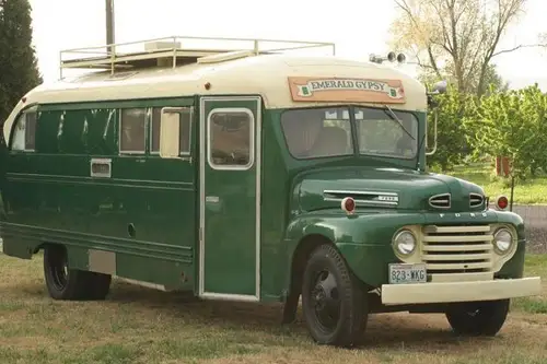 Un autobuz din 1950 transformat in locuinta