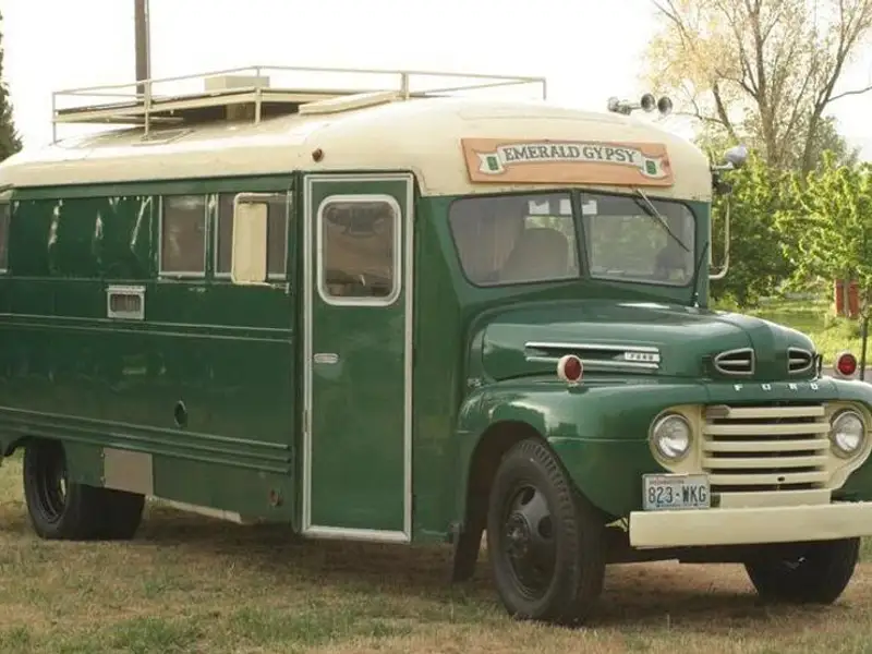 Un autobuz din 1950 transformat in locuinta