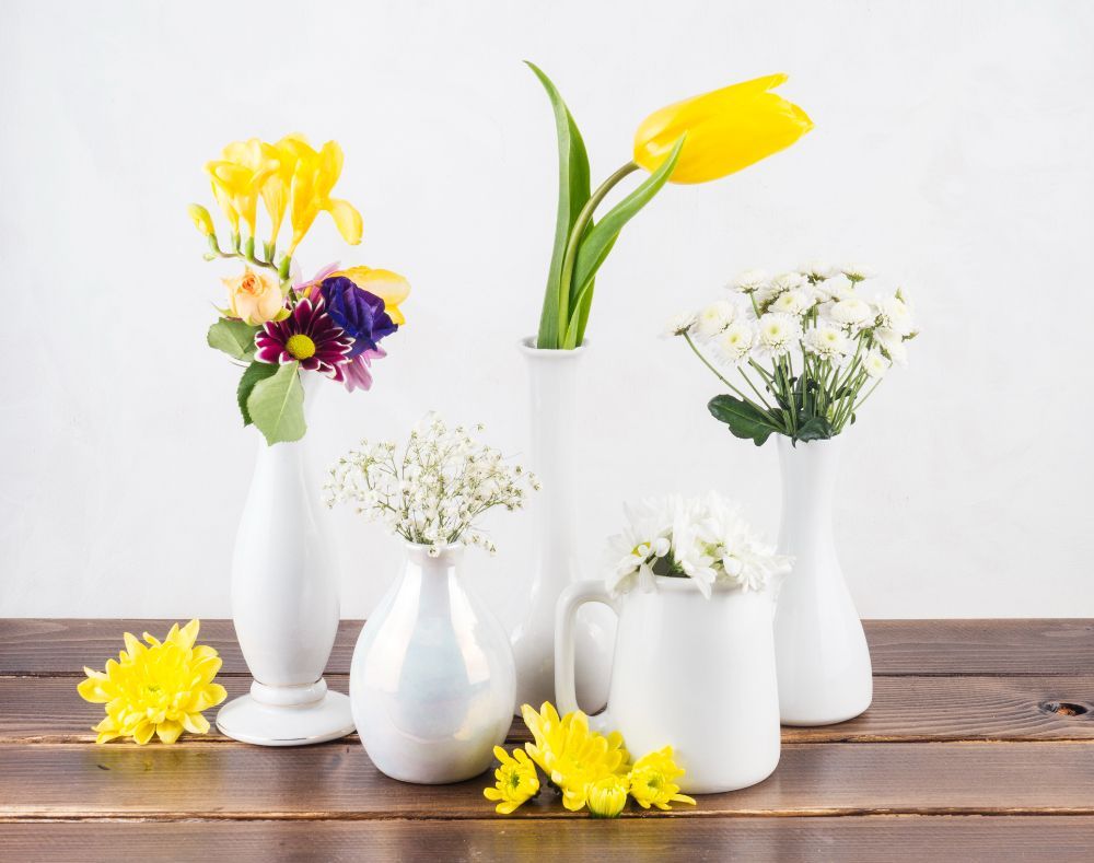 Vaze decorative și flori artificiale: Cum să adaugi prospețime în living?