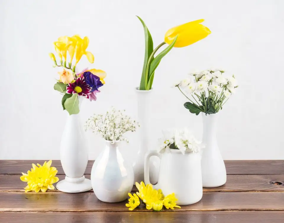 Vaze decorative și flori artificiale: Cum să adaugi prospețime în living?