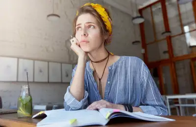 Unde fug amintirile când îmbătrânim? Cum transformă creierul detaliile în înțelepciune