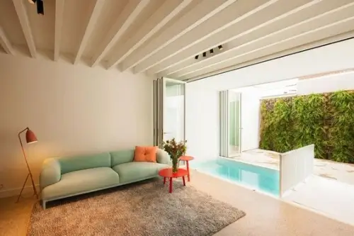 Piscina in sufragerie. Vedeti? Visele devin realitate